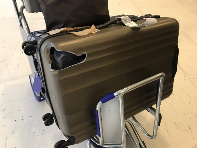 壊れたスーツケースの旅行先での捨て方