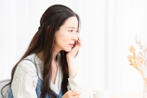 遺品整理がつらい時は人に頼る！業者の選び方や悲しい時の対策も解説
