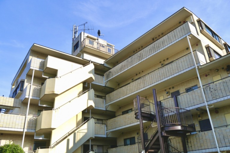 ゴミ屋敷の入居者に退去を求めるには？追い出せる条件と手順を解説