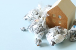 ゴミ屋敷の家はそのまま解体できる？片付け・不用品処分の費用相場