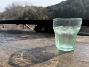 ガラス製品の処分方法と注意点！大きなガラスの安全な割り方も解説