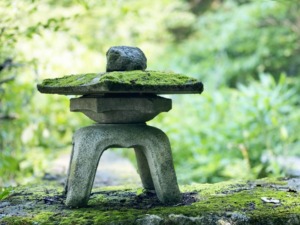 灯籠の処分方法6選！費用相場・注意点・おすすめ手段まで