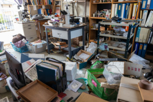 遺留品とは「ある場所に残した物」！遺品の違いや整理・処分する流れ